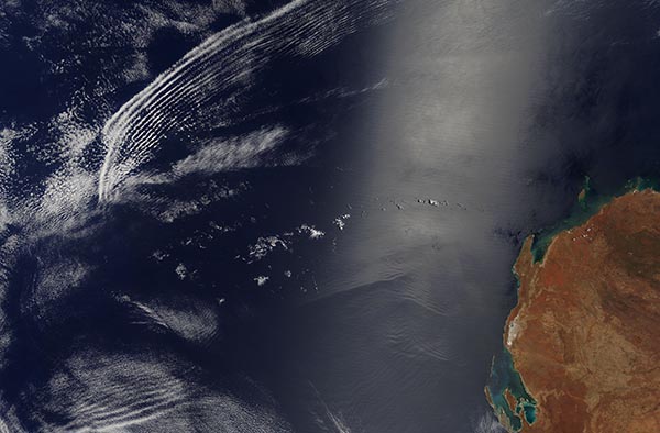 Wave clouds and internal waves off Western Australia