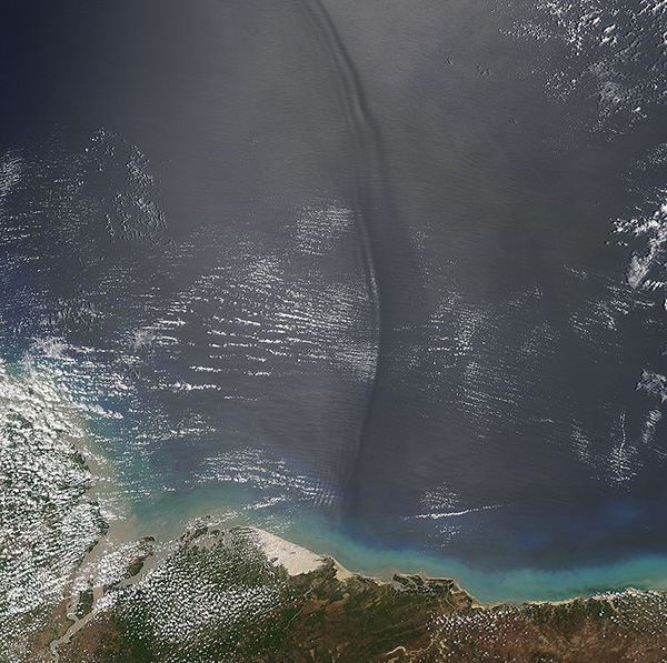 Atmospheric gravity waves in the Atlantic Ocean, northeast of Brazil